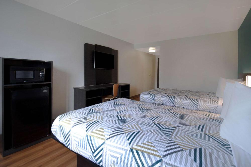 Deluxe Quadruple Room interior